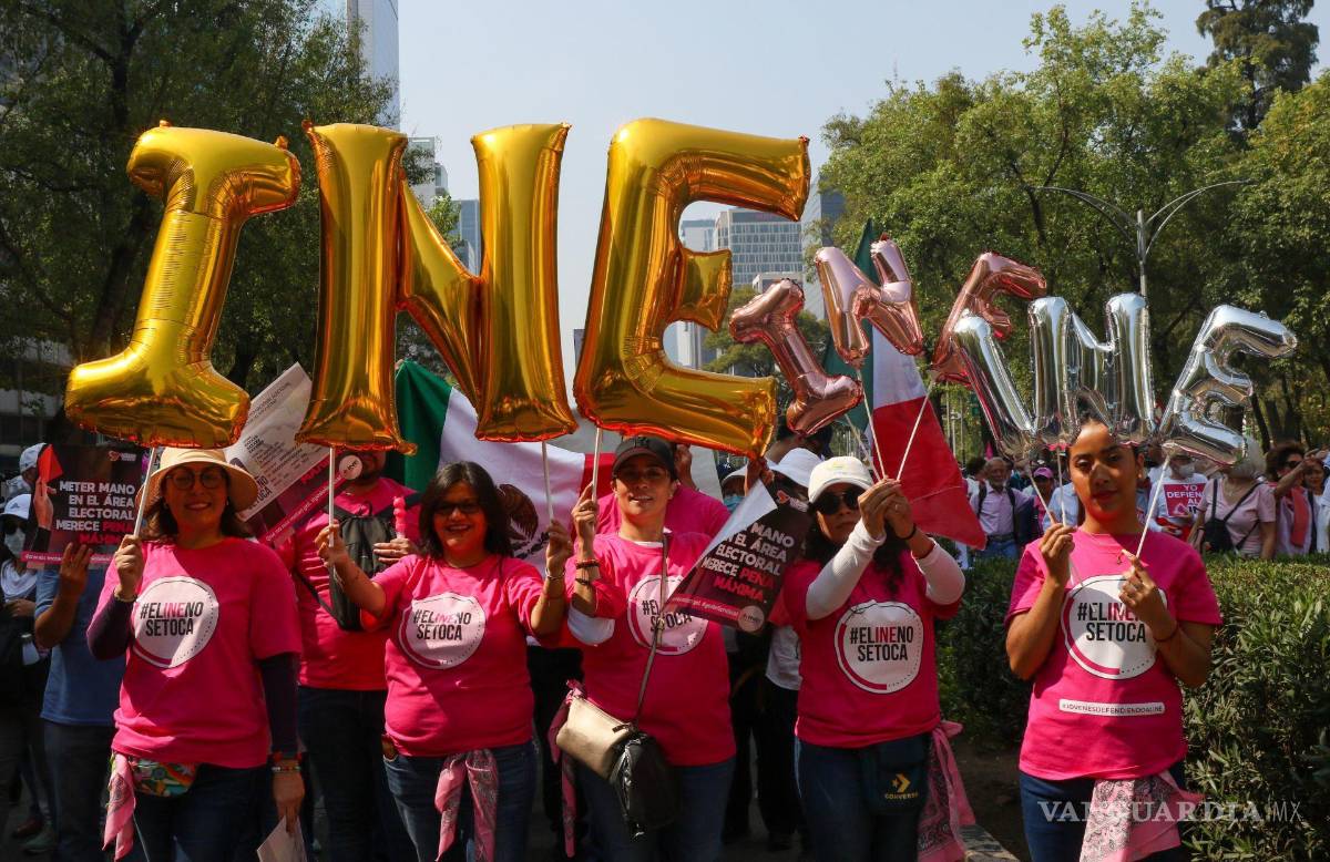 $!Ciudadanos marcharon en defensa del INE) ante una posible reforma electoral impulsada por el gobierno federal en CDMX.