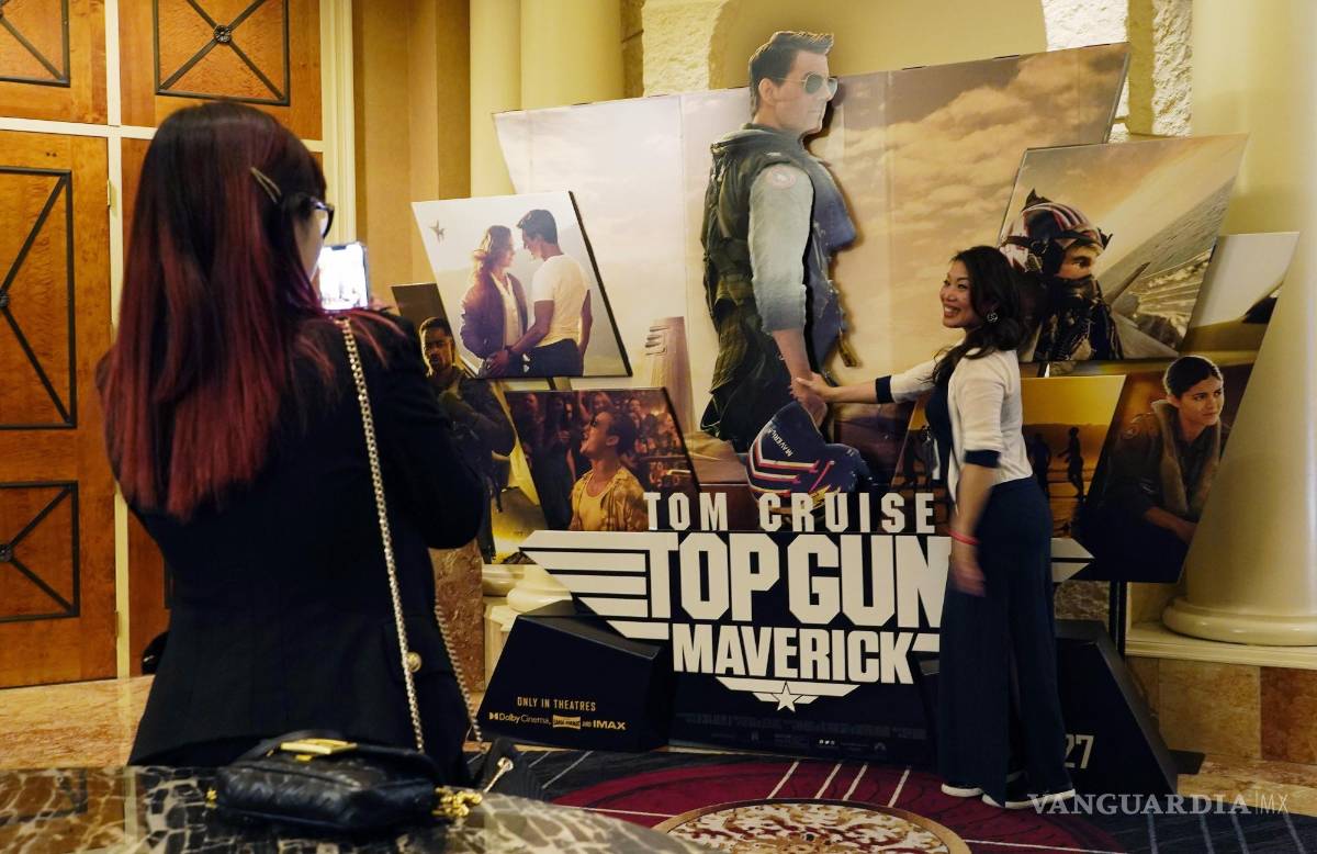 $!Asistentes a Cinemacon se toman una foto con la publicidad del filme Top Gun: Maverick.