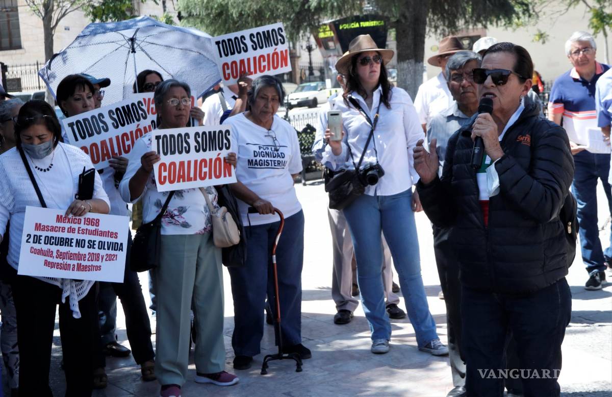$!La Plaza de Armas de Saltillo se ha convertido en escenario de manifestaciones de los maestros de la Coalición de trabajadores de la educación pública de Coahuila.