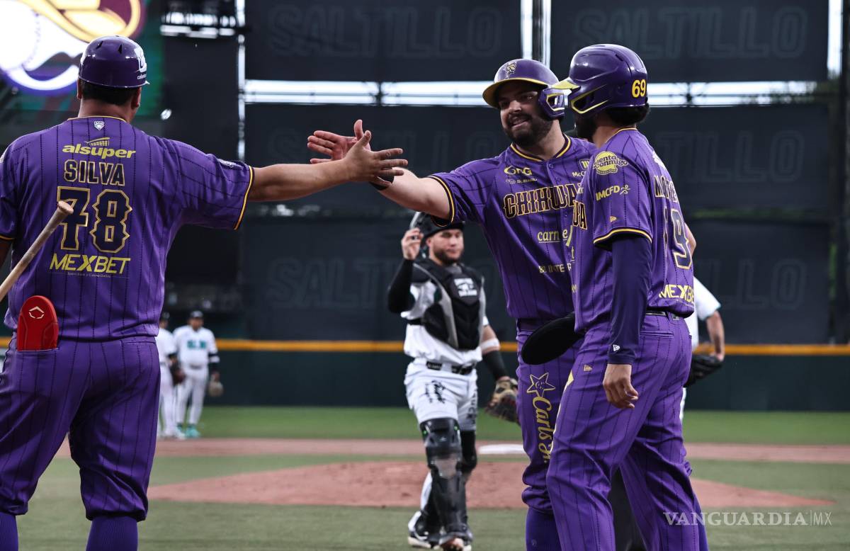 $!La lluvia provocó una pausa en el juego durante las primeras entradas, pero el duelo pudo completarse en el Francisco I. Madero.
