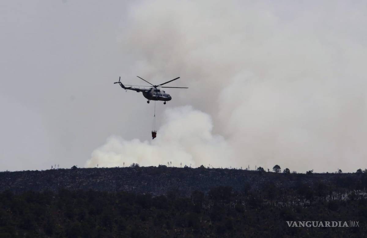 $!Descarga helicóptero de la Sedena más de 2 mil 500 litros de agua sobre el fuego en Cañón de San Lorenzo.