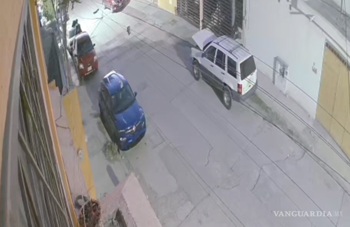 $!Luego de haber dado el cristalazo al vehículo, uno de los sujetos involucrados procedió a robar la batería del mismo.
