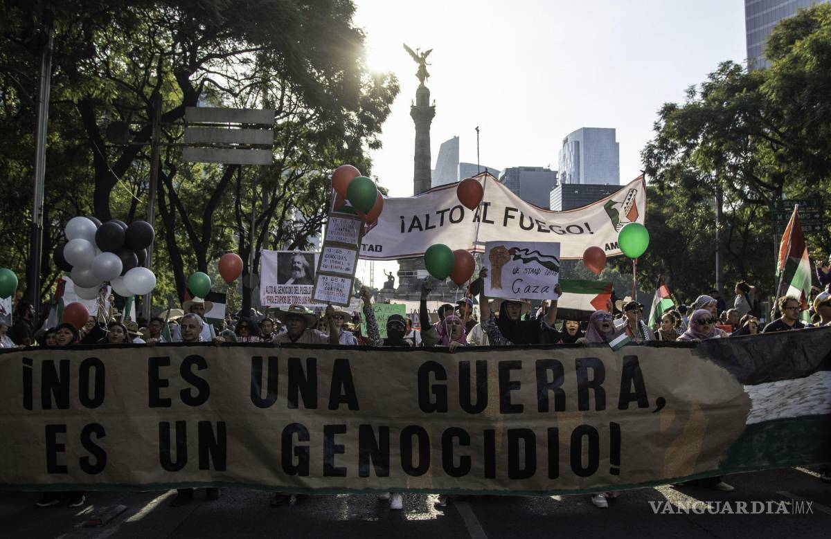 $!Cientos de personas y organizaciones civiles partieron del Ángel de la independencia hacia el Zócalo en apoyo a Palestina.