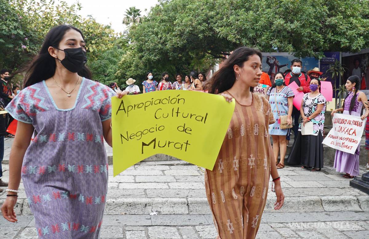 $!Indígenas artesanos y un grupo de colectivos protestaron en el municipio de Mitla, Oaxaca, para exigir un alto a la apropiación cultural de sus textiles.