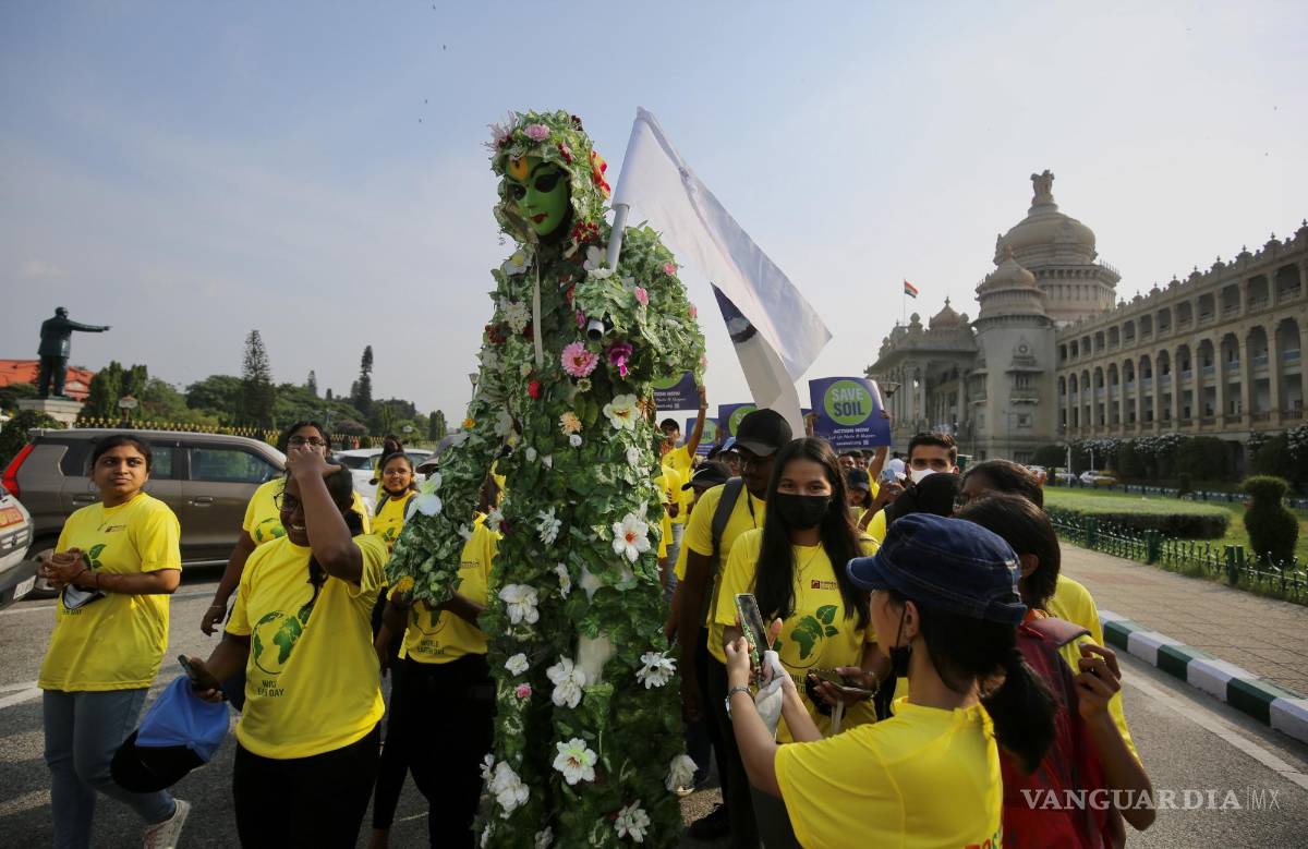 $!Los estudiantes sostienen pancartas y pancartas durante una caminata con motivo del Día Mundial de la Tierra, en Bangalore, India.
