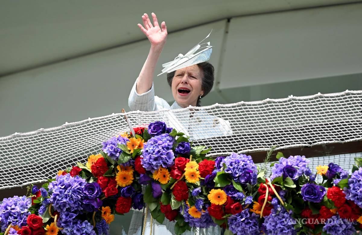 $!La princesa Ana de Gran Bretaña en el hipódromo de Epsom Downs durante el Derby Day en Londres.