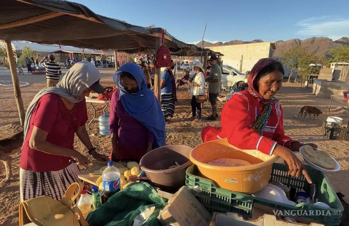 $!Mujeres indígenas de la Etnia Seris preparan sus alimentos en la comunidad Punta Chueca, del estado de Sonora (México).