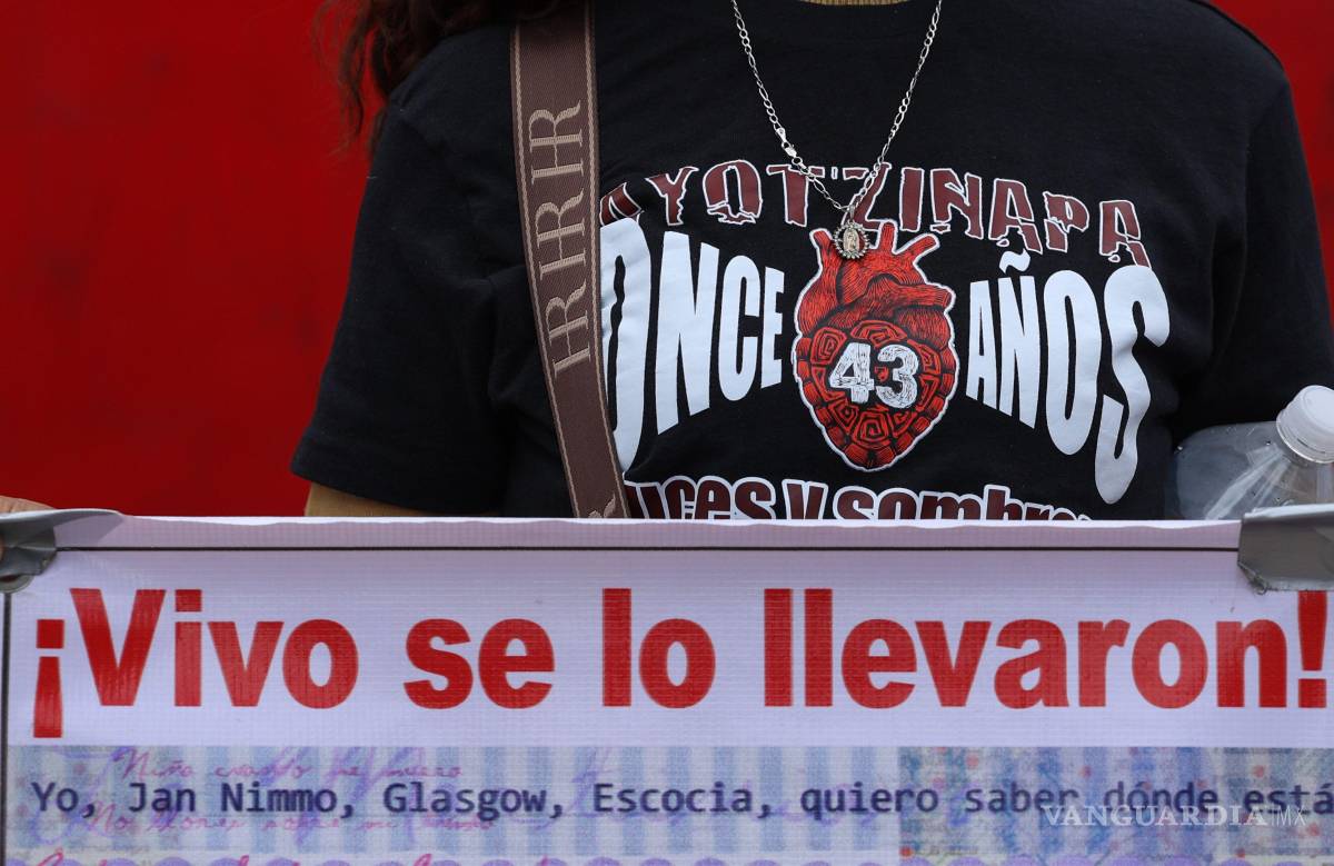 $!CIUDAD DE MÉXICO, 12JUNIO2026.- Padres y madres de los 43 normalistas de Ayotzinapa ofrecieron conferencia de prensa en el antimonumento +43 para declarar que no sostendrán reuniones con gobierno tras el cerco policial que impidió el arribo de camiones con estudiantes y compañeros normalistas. FOTO: GALO CAÑAS/CUARTOSCURO.COM