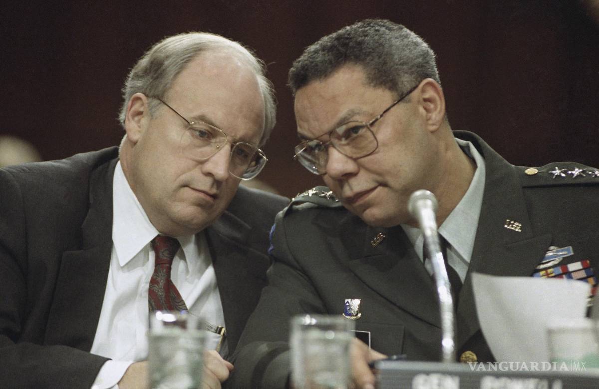 $!Dick Cheney y el jefe del Estado Mayor Conjunto, el general Colin Powell, antes de testificar ante el Comité de Servicios Armados del Senado, el 21 de febrero de 1991.