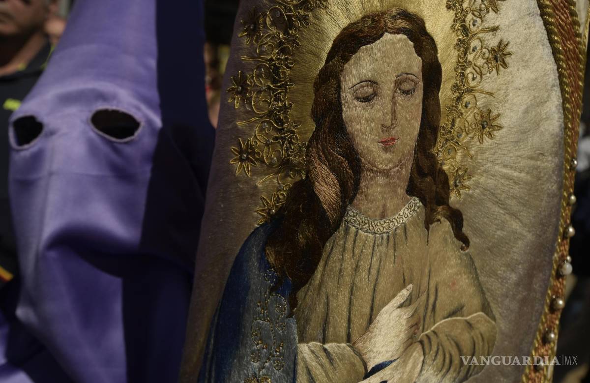 $!La Cofradía del Santo Entierro, durante la procesión de La Soledad en Oviedo, España.