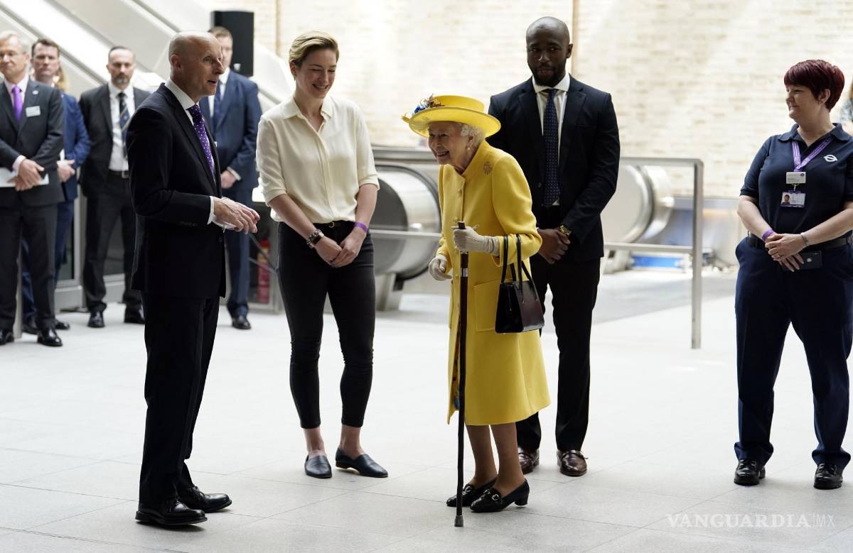 $!La reina Isabel II de Gran Bretaña, centro, se reúne con el personal del proyecto Crossrail y el personal de Elizabeth Line, en la estación de Paddington en Londres.