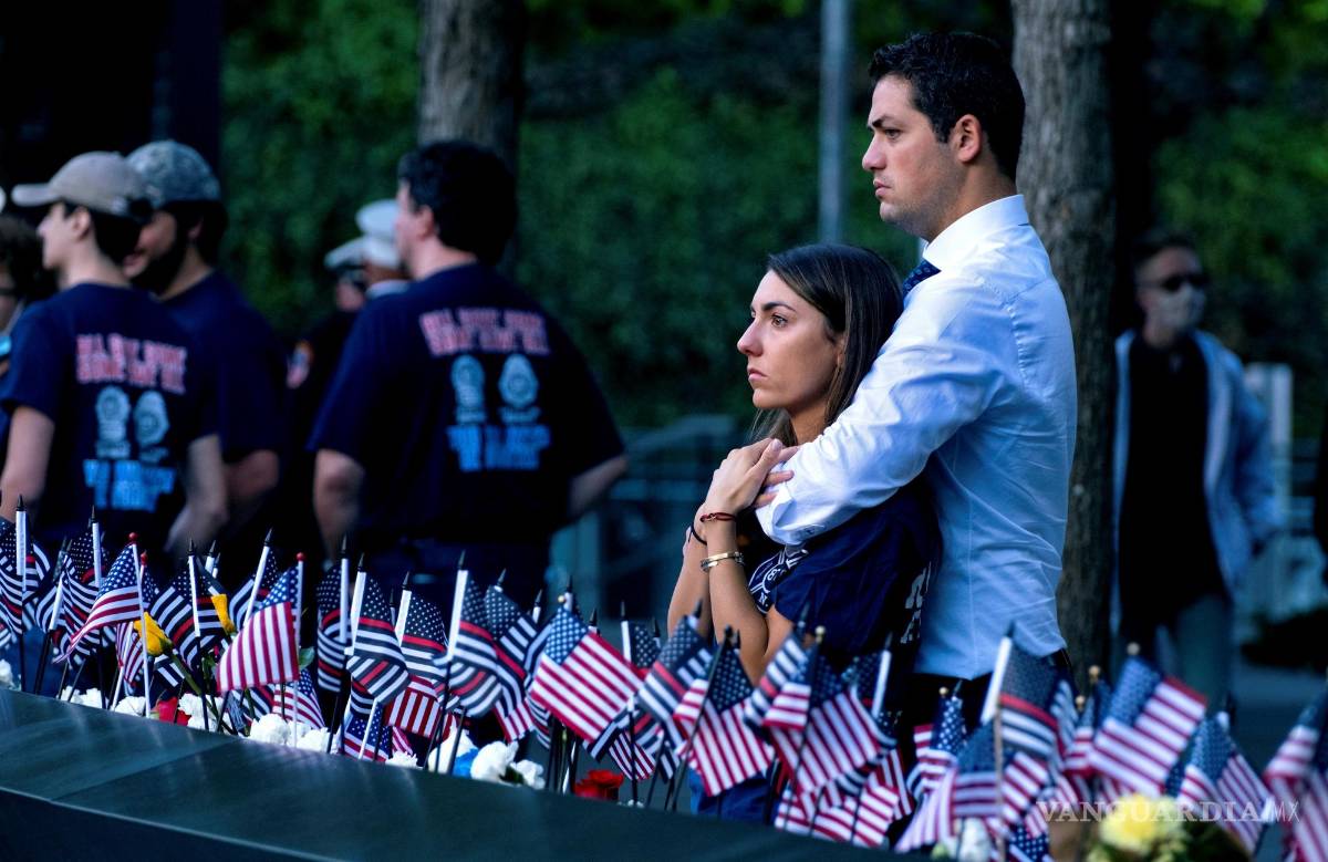 $!Katie Mascali es consolada por su prometido Andre Jabban mientras se encuentran cerca del nombre de su padre Joseph Mascali, con FDNY Rescue 5, mientras asisten a las ceremonias el sábado 11 de septiembre de 2021. EFE/EPA/Craig Ruttle