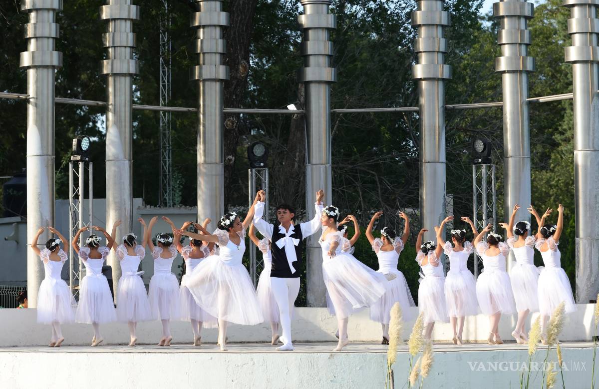 $!La danza clásica llena de movimiento el lago de la Alameda en la FINA Saltillo