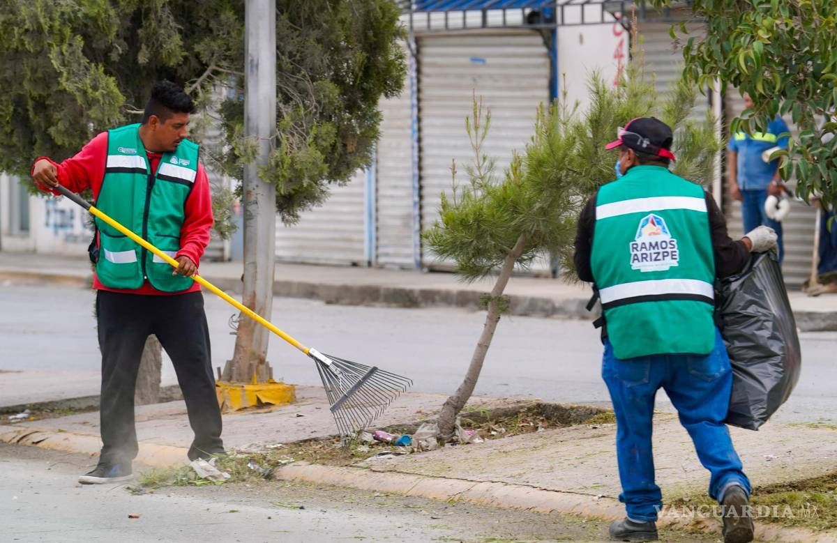 $!Cuadrillas de la “Ola Verde” realizan labores de limpieza en calles de varias colonias.