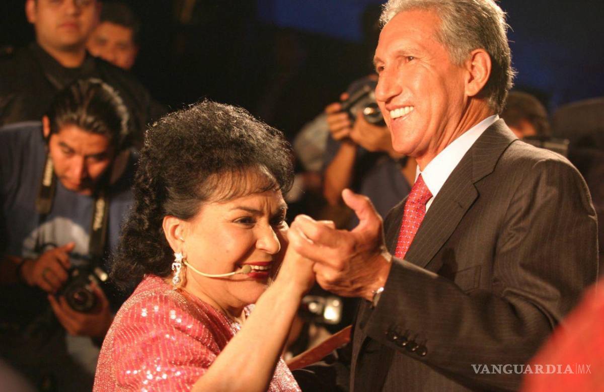 $!28 de agosto de 2004. Arturo Montiel Rojas, gobernador del Estado de México, baila con Carmen Salinas al terminar la obra Aventurera. Cuartoscuro/Iván Stephens