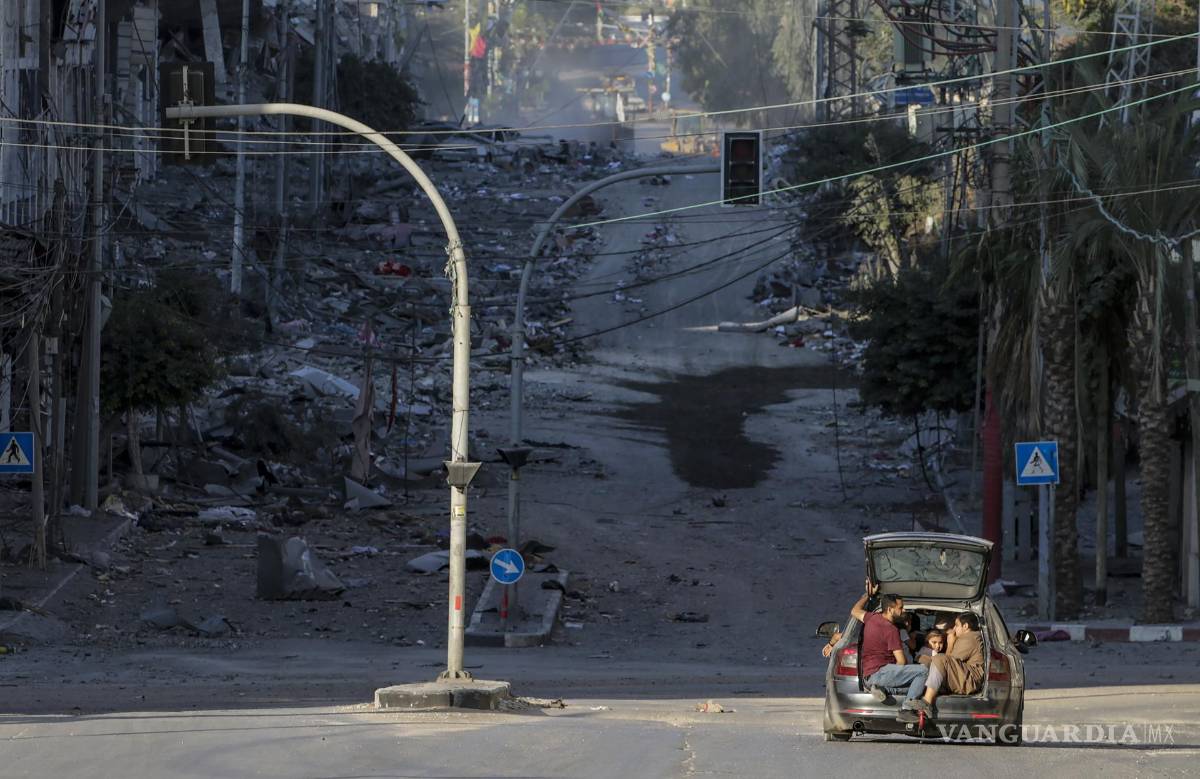 $!Los residentes de la ciudad de Gaza son evacuados en un automóvil mientras Israel continúa los ataques aéreos en la Franja de Gaza.