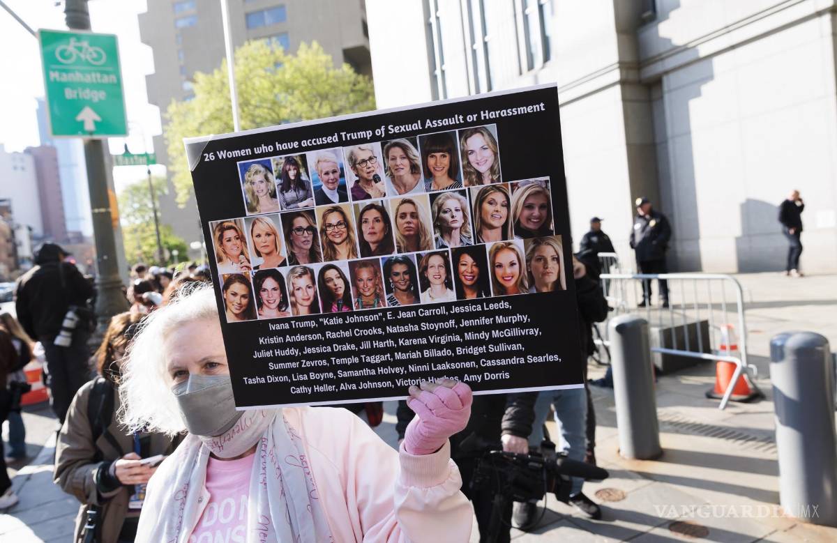 $!Una persona afuera de un tribunal federal en el primer día de la demanda civil por agresión sexual y difamación presentada por E. Jean Carroll contra Donald Trump.