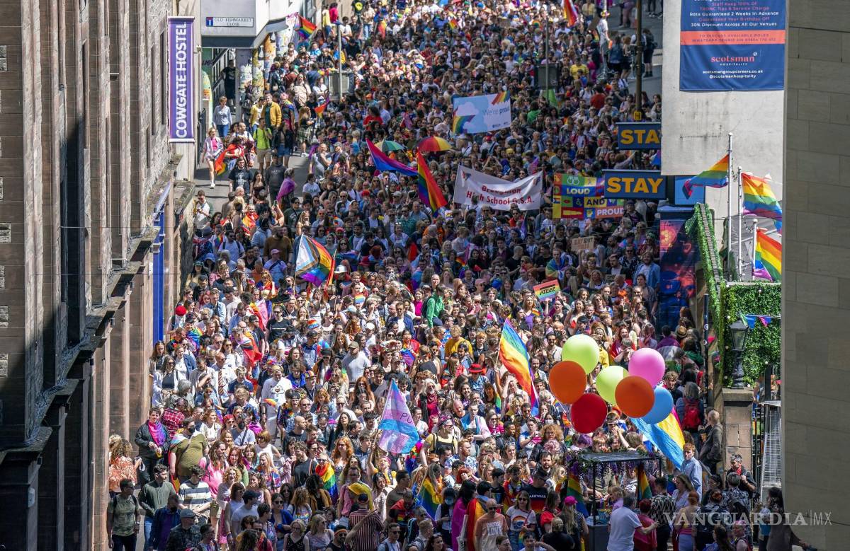 $!La gente desfila a lo largo del Cowgate durante el evento Pride Edinburgh 2022 en Edimburgo, Escocia.