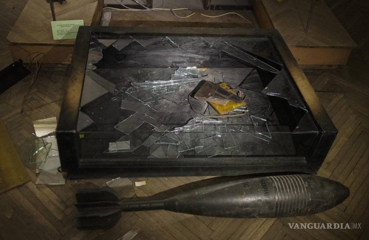 $!Una exhibición destrozada que alguna vez tuvo la medalla y la identificación de un soldado nazi, junto con la firma de Adolf Hitler, todo saqueado por las fuerzas rusas, según el personal del Museo Regional de Historia de Kherson, en Kherson, Ucrania, el 20 de noviembre de 2022.