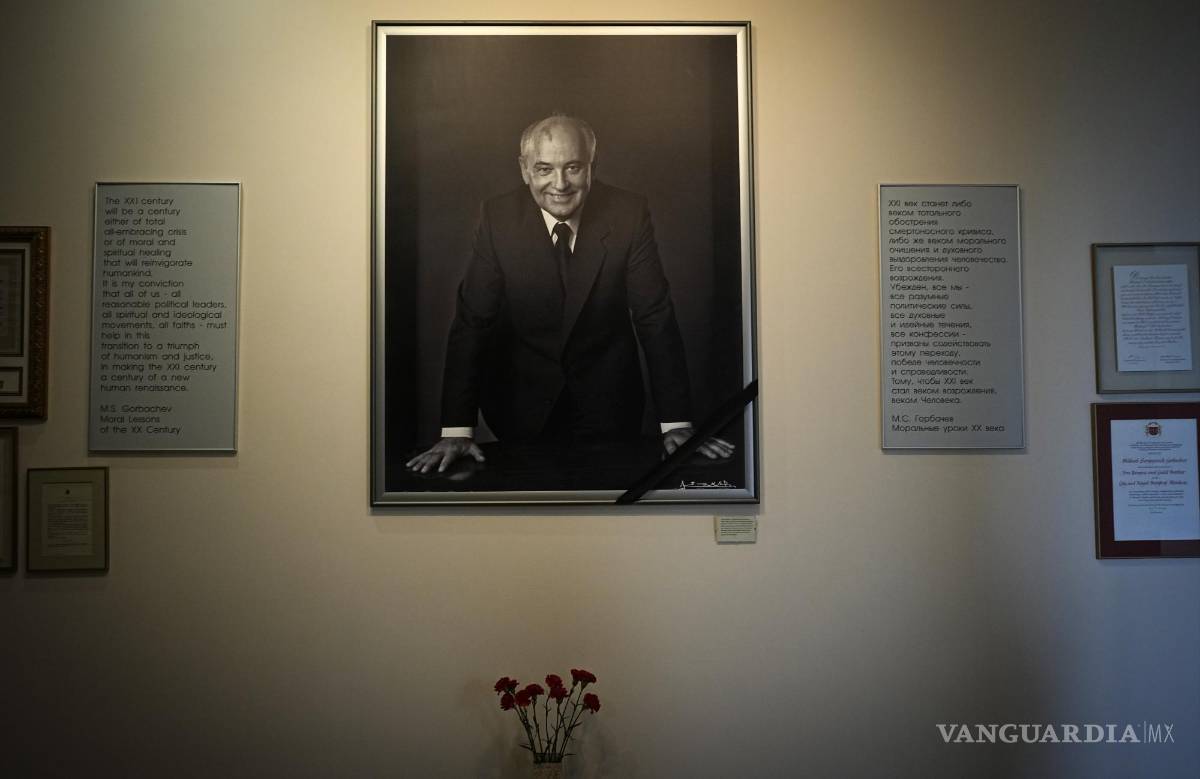 $!Un retrato del expresidente soviético Mikhail Gorbachev en la sede de su fundación, un día después de su fallecimiento, en Moscú, Rusia.