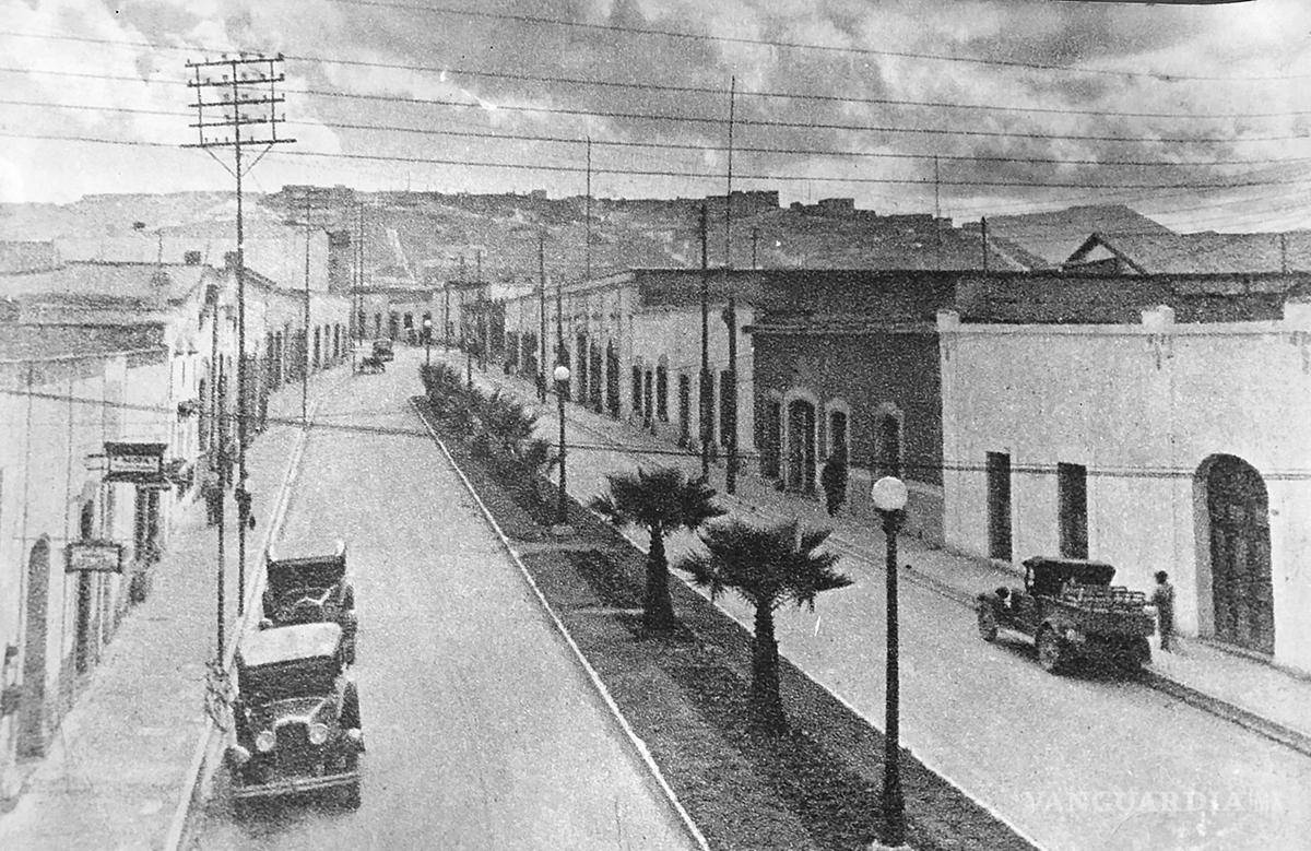 $!Calle Morelos, al lado derecho, el cuarto edificio pertenece a la Sociedad Manuel Acuña. En la parte superior, se aprecia un pico que corresponde al escenario.