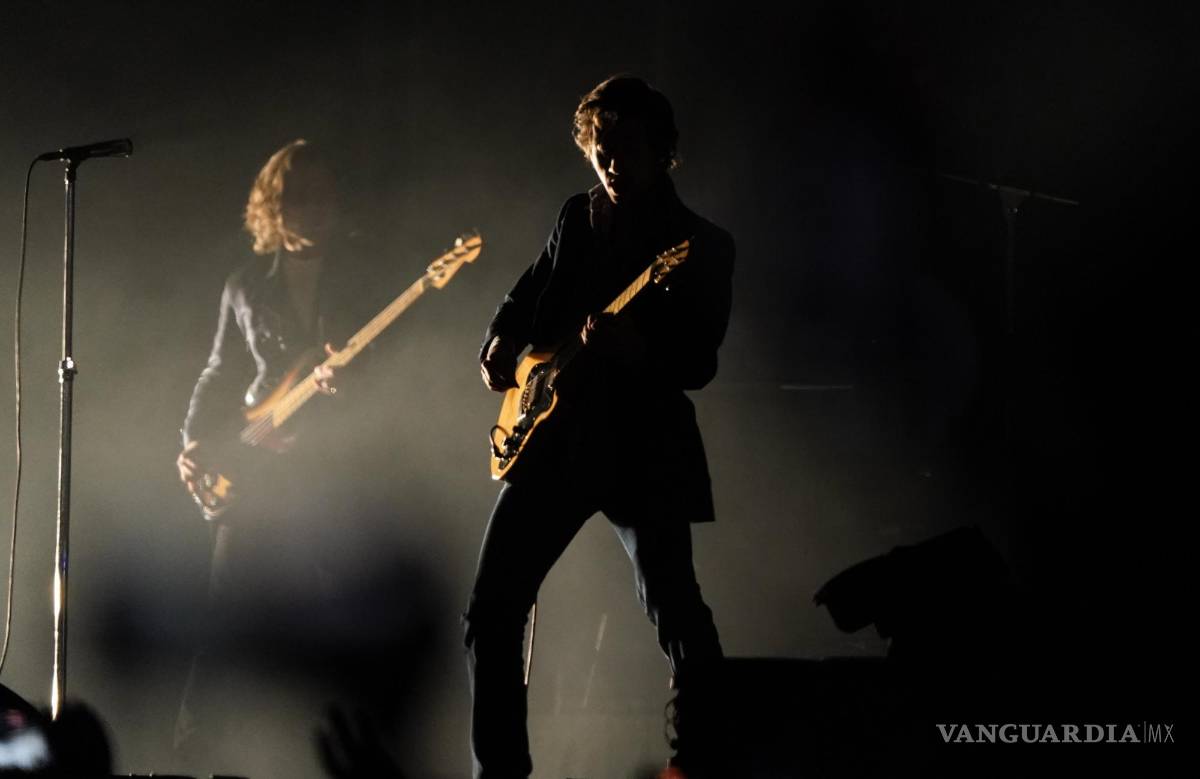 $!Alex Turner de Arctic Monkeys durante su concierto en el festival Corona Capital en la Ciudad de México.