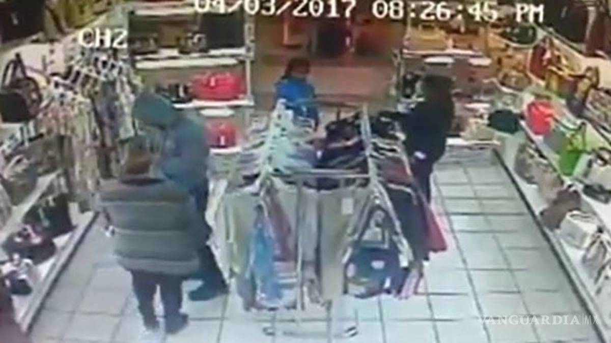 Comete mujer atraco en comercio de Saltillo, apoyada por una niña