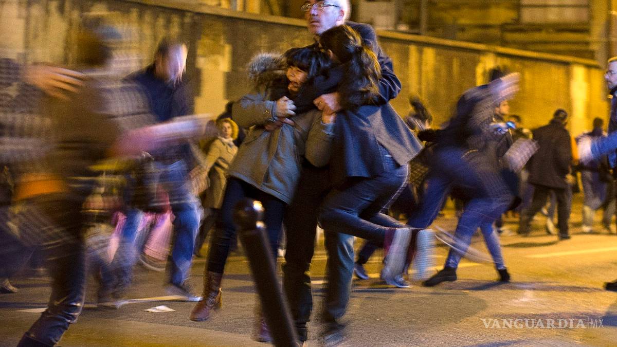 El estallido de una bombilla causa estampida en la plaza de la República