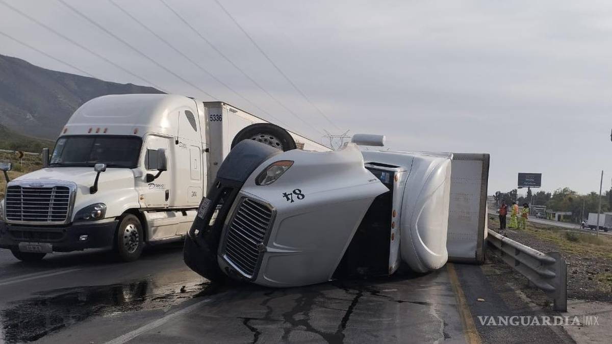 Volcadura de tráiler afecta carretera Saltillo-Monterrey