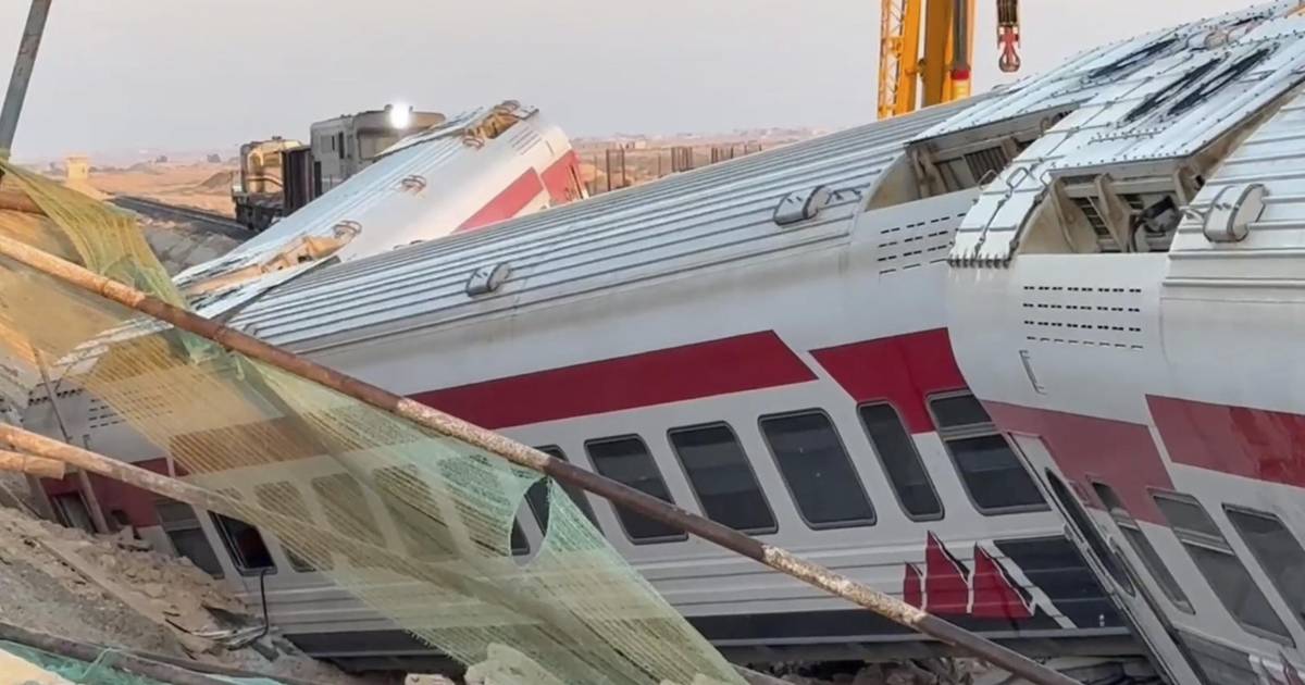 Tres muertos y 94 heridos deja accidente por descarrilamiento de tren en Egipto