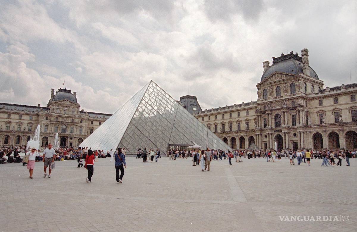$!Vista general del museo del Louvre con la pirámide de cristal, en París.
