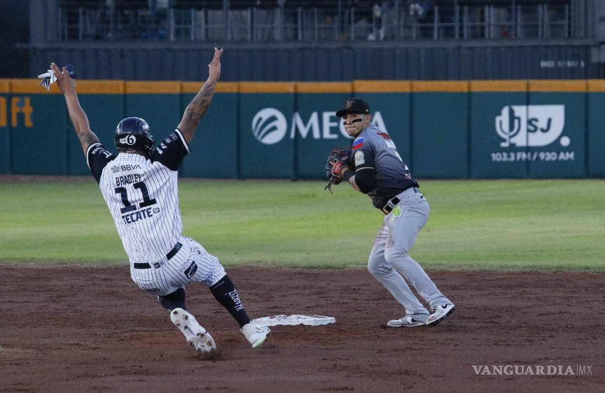 $!La contundencia de la defensiva culichi, fue primordial para que los Fantasmas Grises no pudieran avanzar.