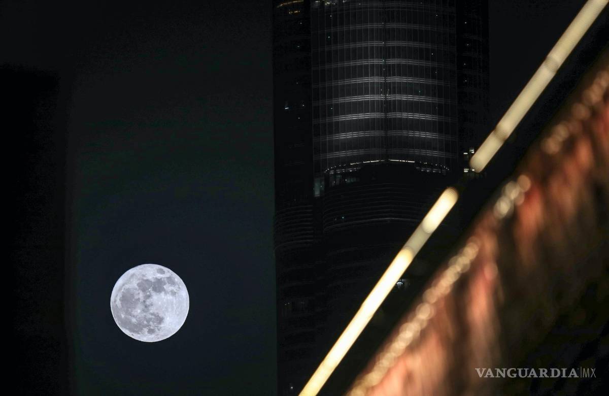 $!La Súper Luna llamada ‘Superluna de fresa’ se eleva en el cielo detrás del edificio más alto del mundo de Burj Khalifa, en Dubai, Emiratos Árabes Unidos.