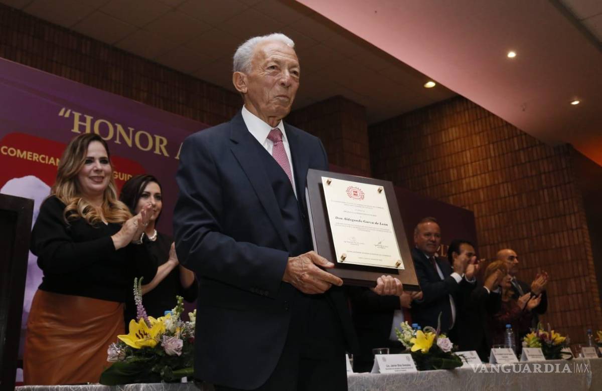 $!Aldegundo Garza fue reconocido con la presea a la perseverancia.