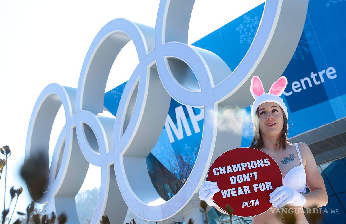 $!Activista de PETA realiza una protesta en bikini y a menos de 16 grados en Corea del Sur