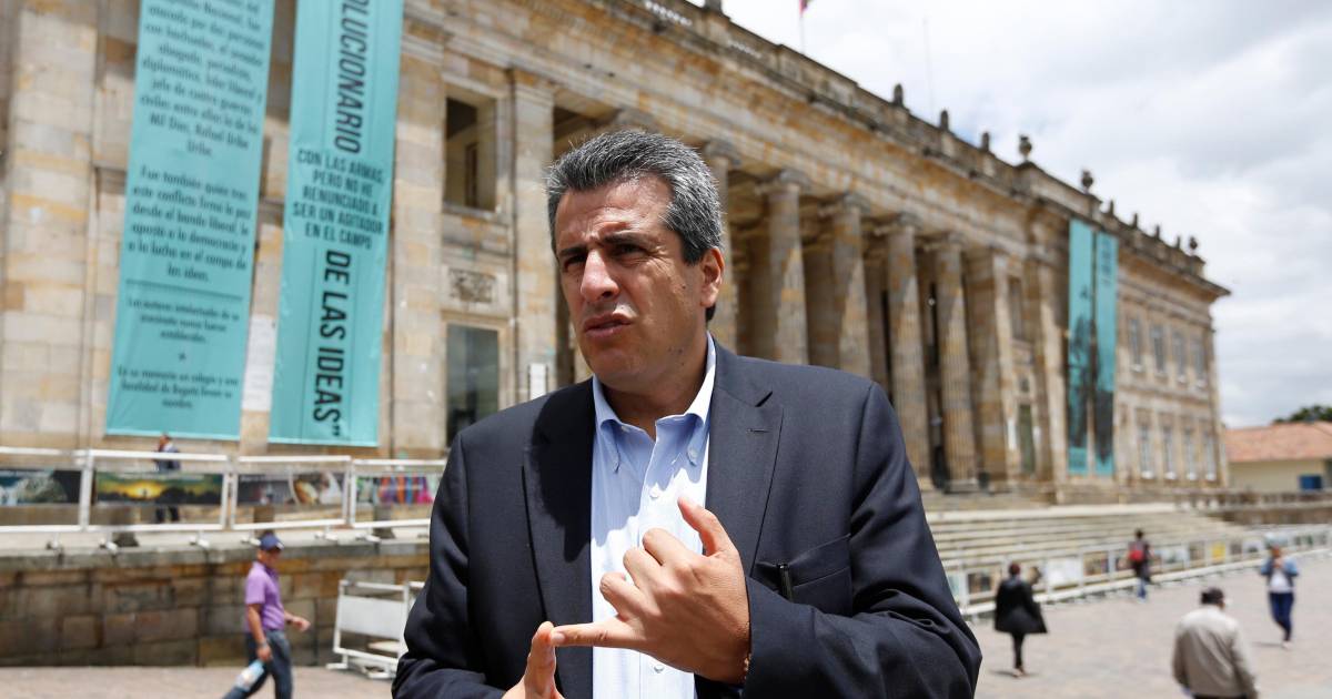 Fiscalía colombiana imputa por corrupción a dos exministros del gobierno de Petro