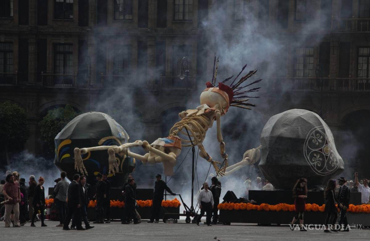 $!Parte del rodaje de la cinta “Spectre”, la nueva película de la saga de James Bond se realiza en el Zócalo capitalino.