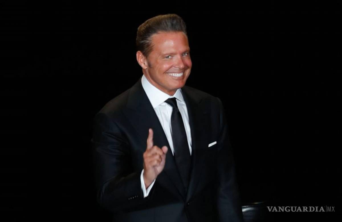 $!Imagen del 21 de febrero de 2018. El cantante mexicano Luis Miguel durante su presentación en el Auditorio Nacional.