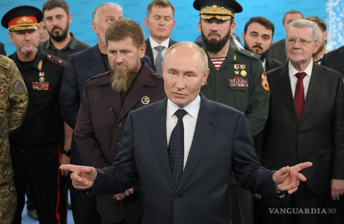 $!El presidente ruso, Vladimir Putin, habla con militares rusos durante su visita a la Universidad de Fuerzas Especiales de Rusia en Gudermes, República de Chechenia