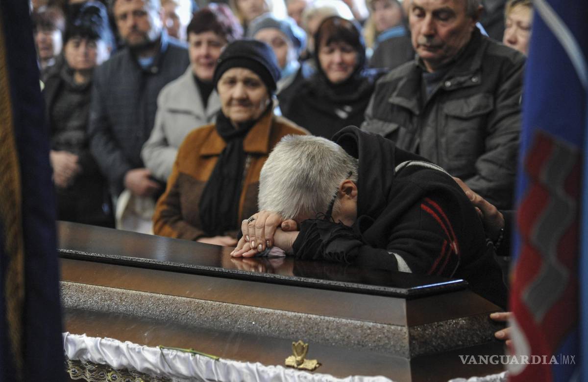 $!Una madre llora durante la ceremonia fúnebre para presentar sus respetos a los soldados ucranianos muertos en combates con las fuerzas rusas, en Lviv, Ucrania.
