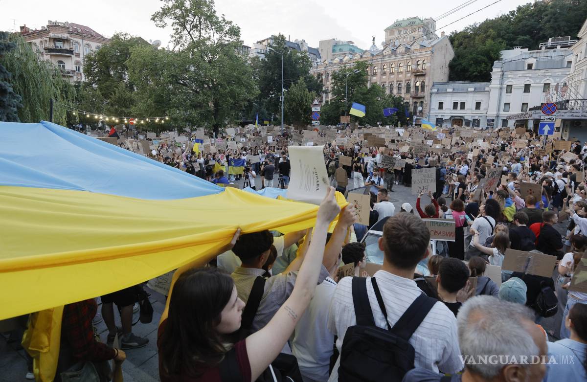 $!Ucranianos portan pancartas durante una protesta contra la destitución de Mykhailo Fedorov como ministro de Defensa en el centro de Kiev, Ucrania.