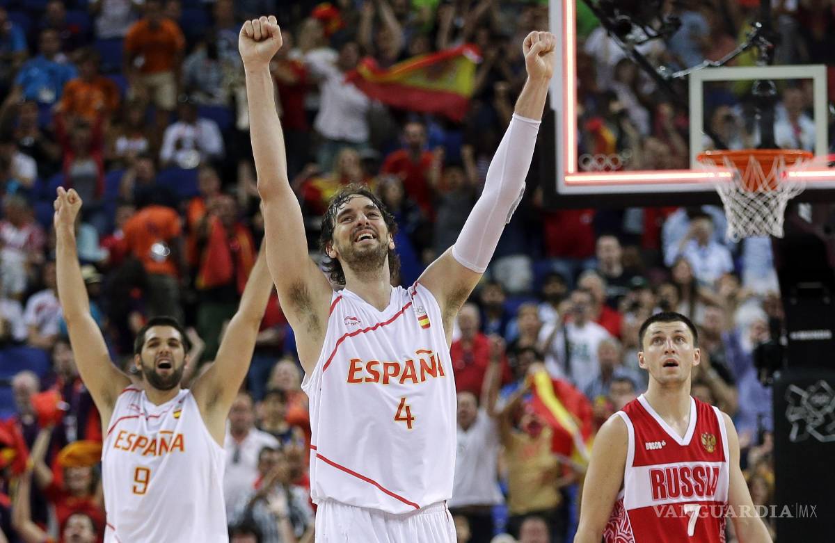 $!El español Pau Gasol (4) y su compañero Felipe Reyes (9) celebran su victoria sobre Rusia en un partido de baloncesto masculino semifinal en los Juegos Olímpicos de Verano de 2012 en Londres, en este viernes 10 de agosto de 2012. AP/Eric Gay