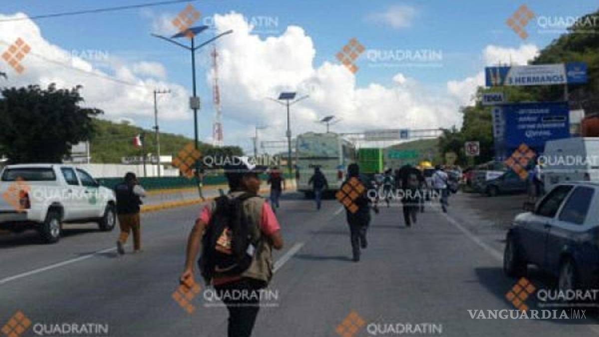Normalistas de Ayotzinapa queman tráiler en Tixtla, se enfrentan con antimotines