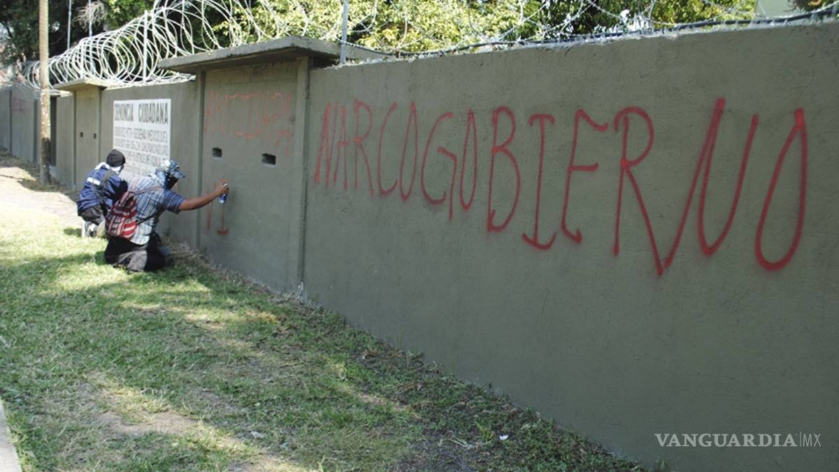 Vandalizan instalaciones militares durante marcha por normalistas