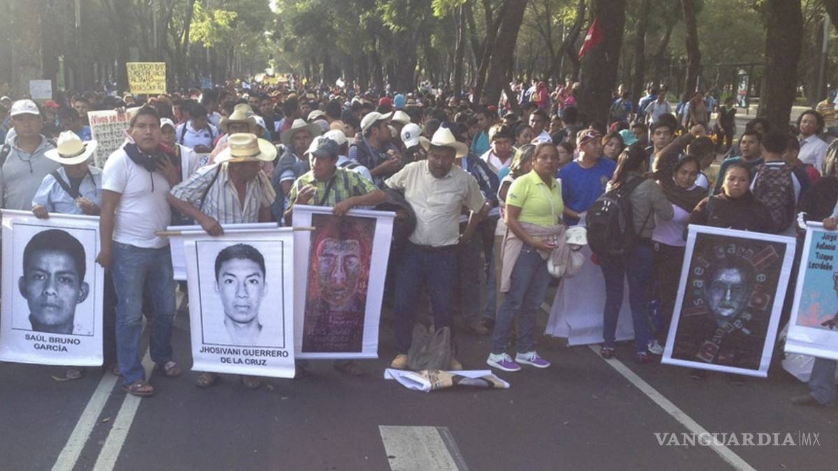 Sale tercera caravana de normalistas de Ayotzinapa