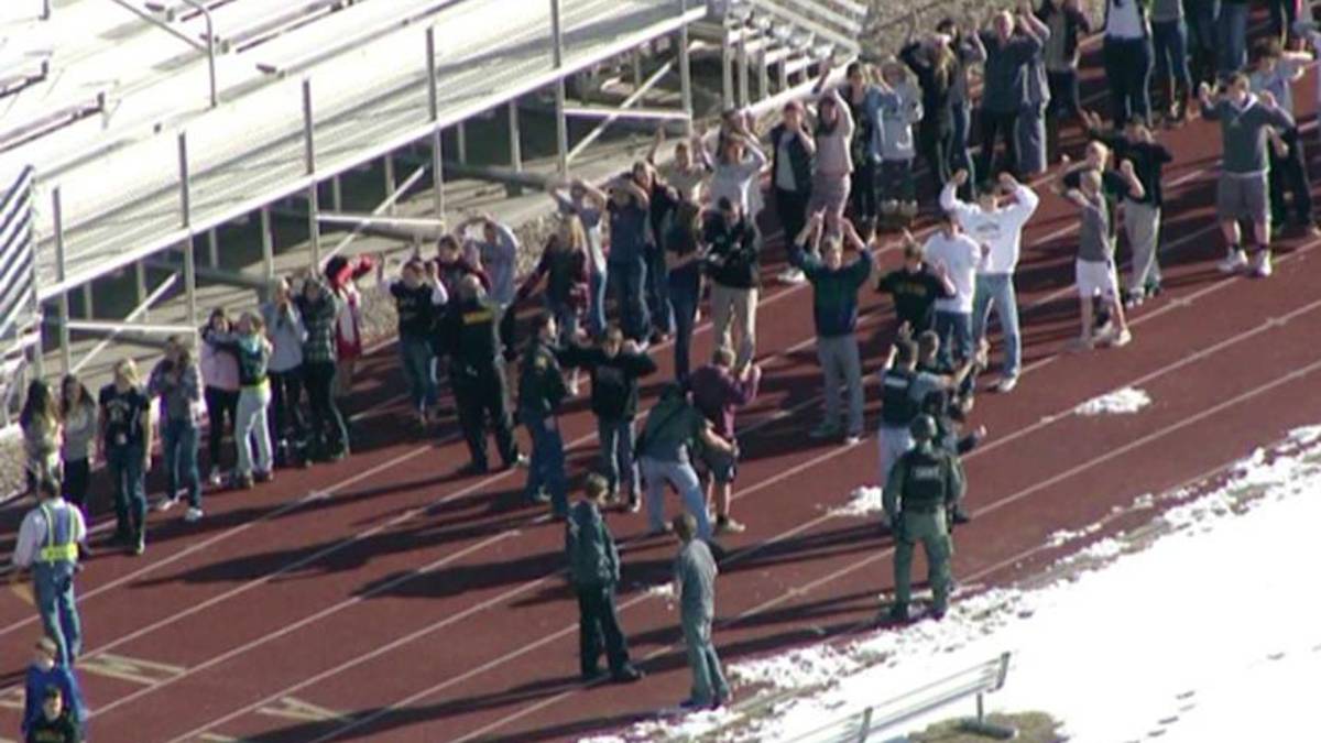 Reportan que tirador de escuela en Colorado se suicidó