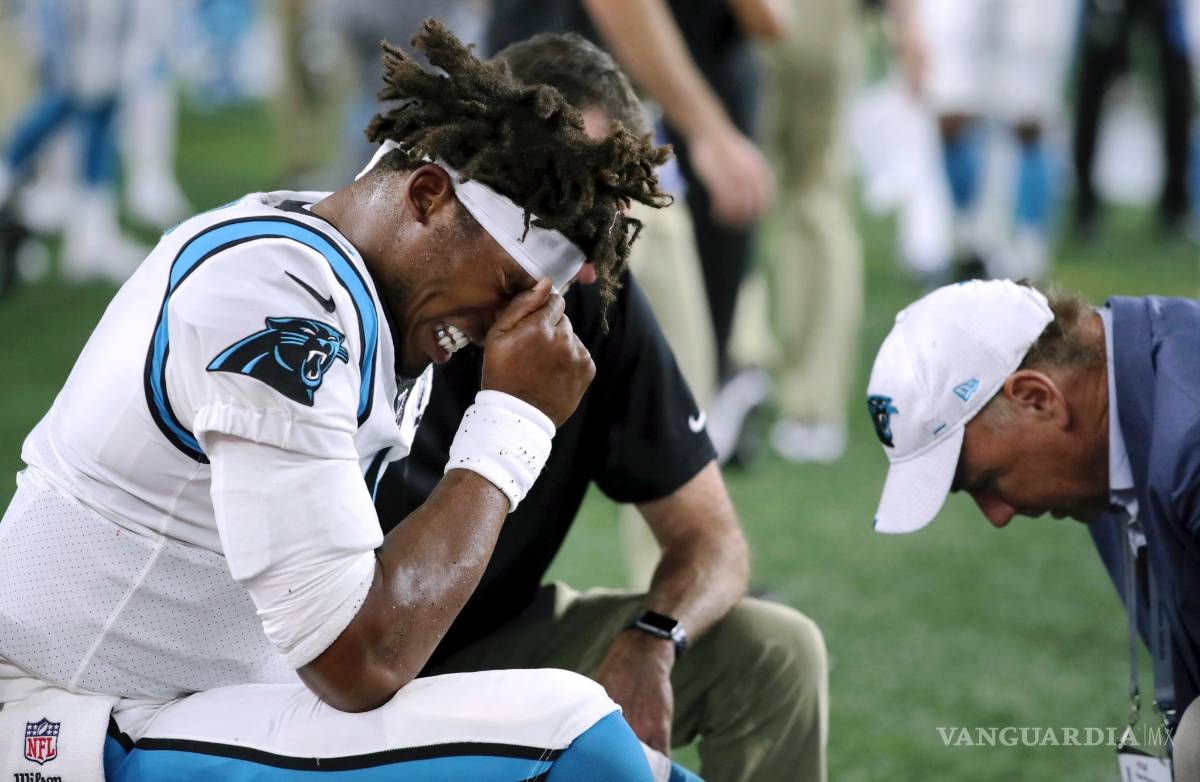 $!Cam Newton se lesiona en su regreso al 'emparrillado'