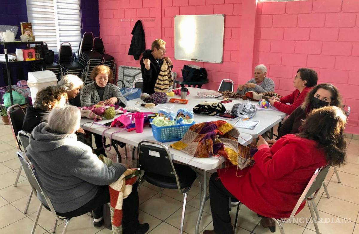 $!Además de disfrutar de una sana convivencia, los asistentes a los centros comunitarios aprenden algún oficio.