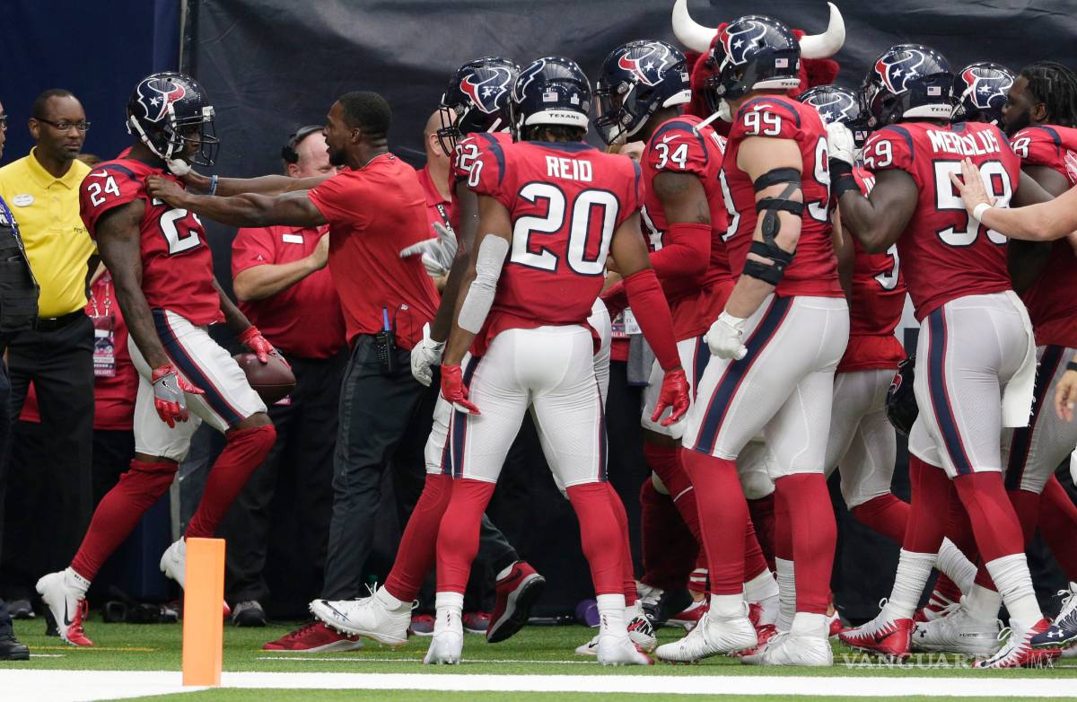 $!Joseph intercepta, corre y anota para darle la victoria a los Texans