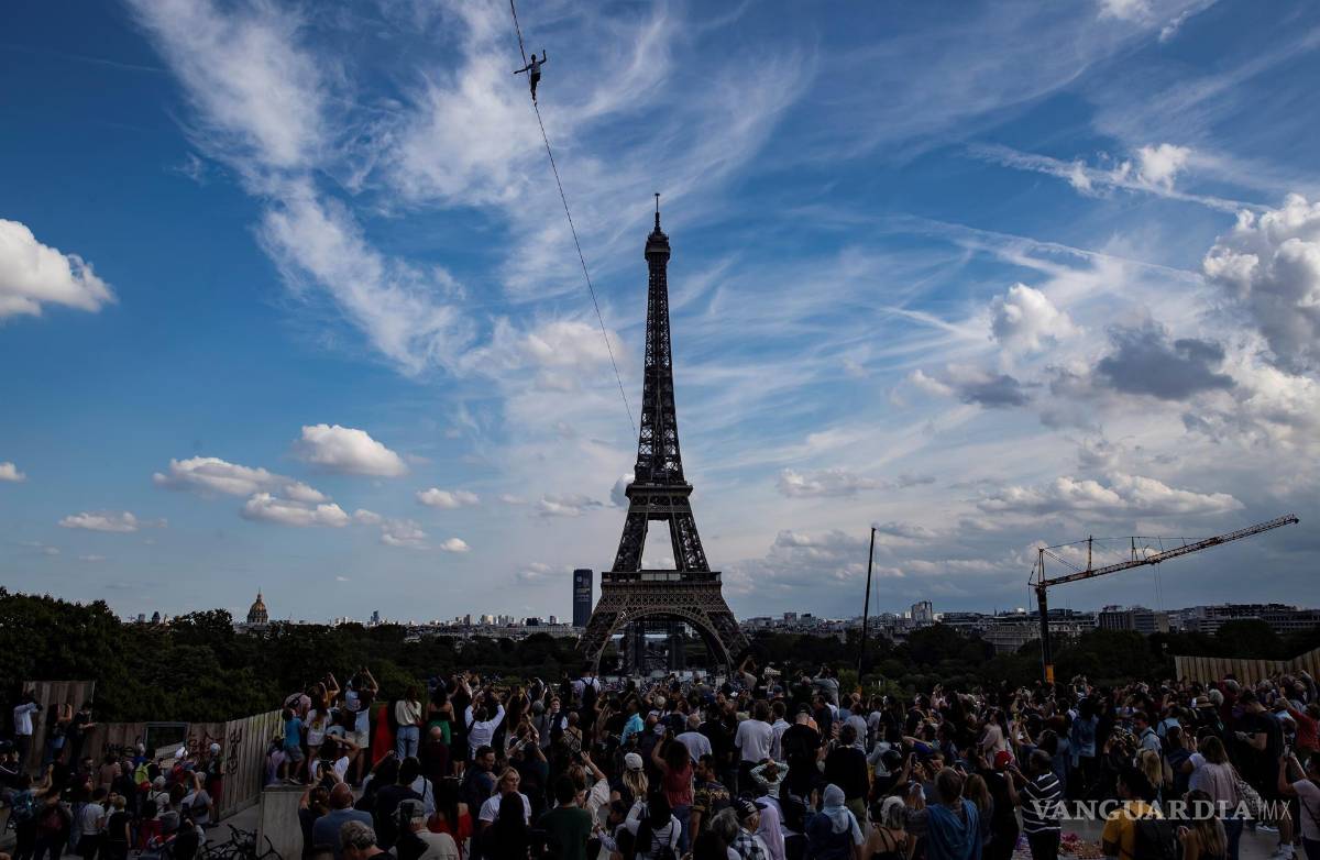 $!Nathan Paulin camina un slackline desde la Torre Eiffel hasta el Palais Chaillot, cruzando el río Sena, en París, Francia. EFE/EPA/Ian Langdsdon